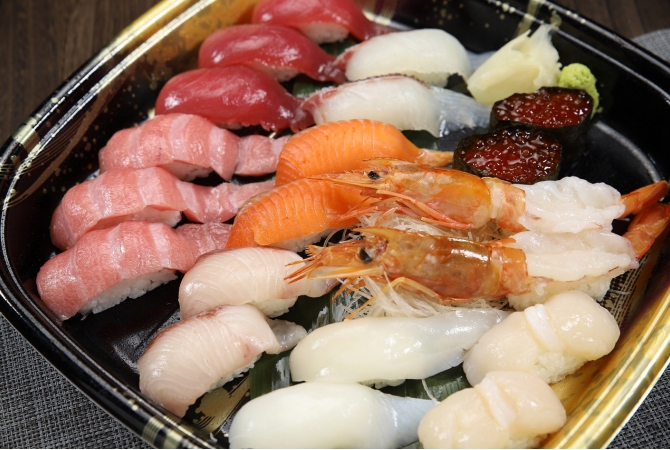 生にぎり寿司盛り合わせ（２～３名様）本マグロ入りの画像1