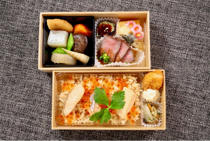 はらこ飯と和牛ステーキ(二段重)の画像2